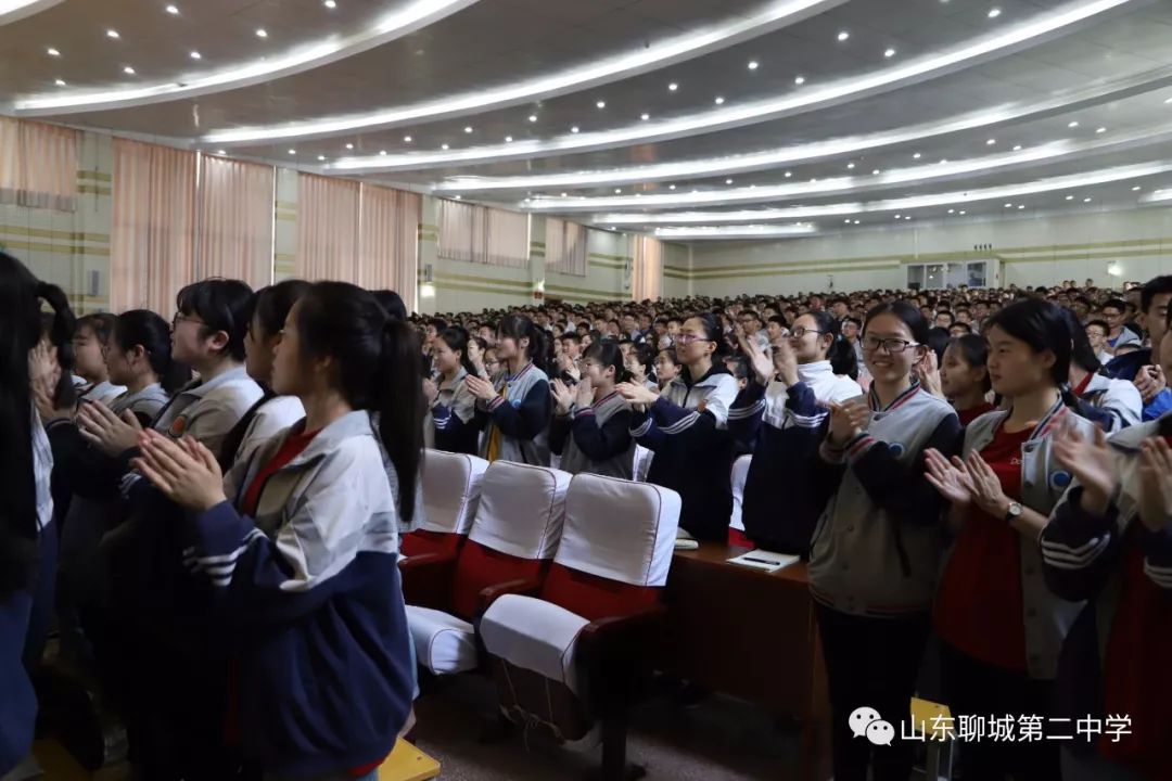 聊城二中黨委書記,校長路宗安,高三年級主任李明飛,全體班主任共同