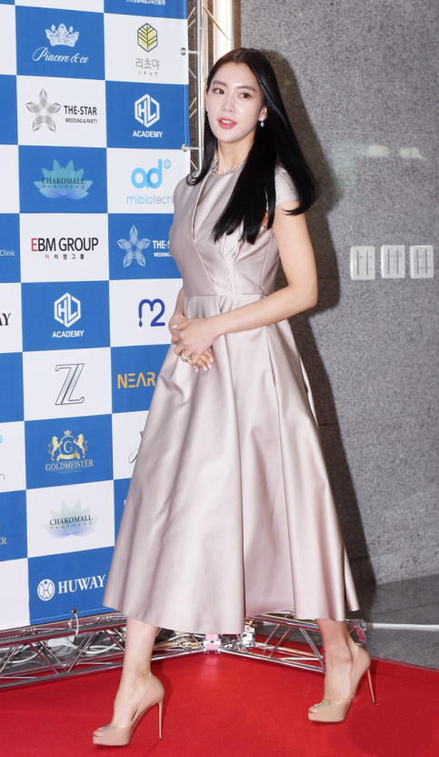 当天,克拉拉身穿一袭米色收腰气质连衣裙,搭配浅色系高跟鞋,身上没有