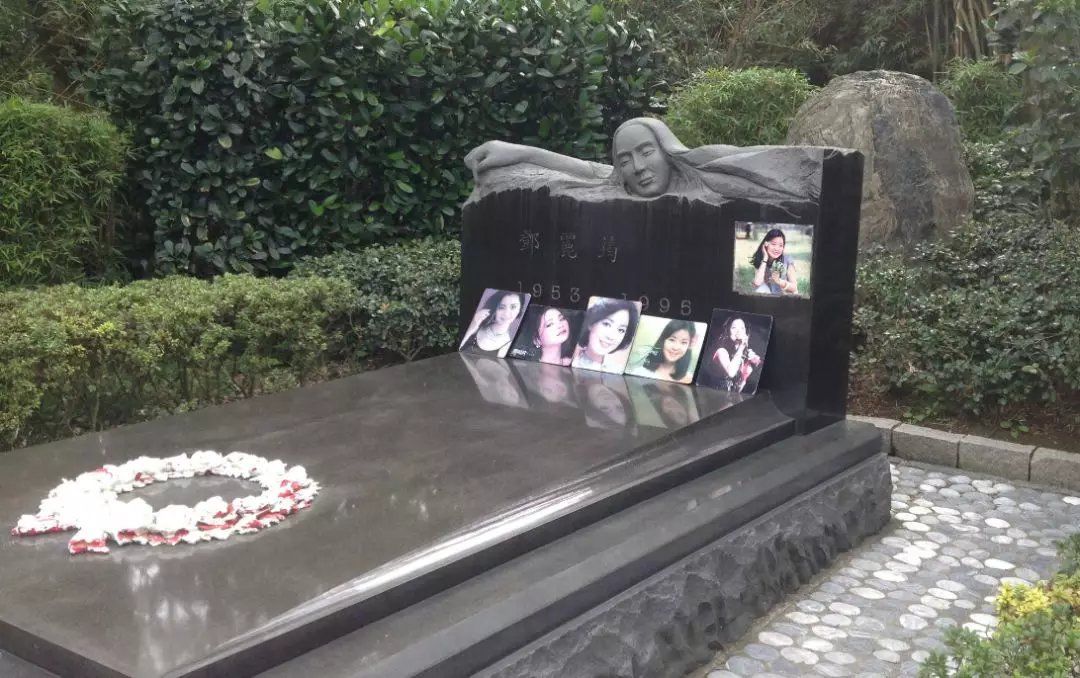 台北金宝山的"筠园",她的墓碑由黑色大理石雕制,鲜花和绿树掩映下,是