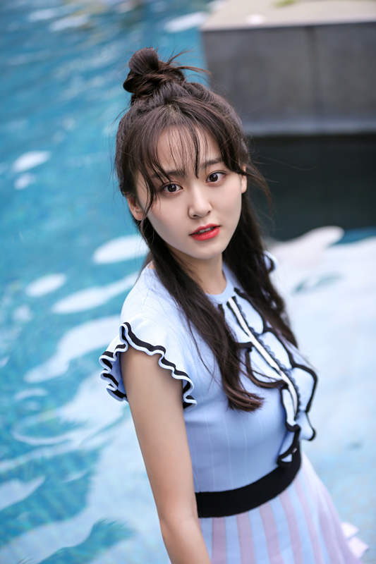 丁芝天泳池边写真曝光 眼神灵动柔情似水