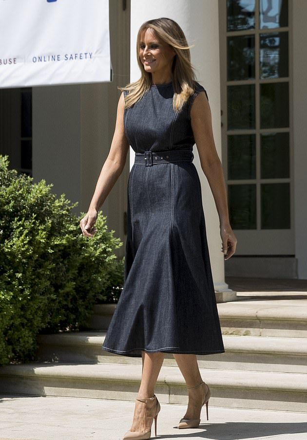 原创梅拉尼娅果真穿啥都好看呀!穿8千块牛仔长裙优雅霸气,哪像49岁