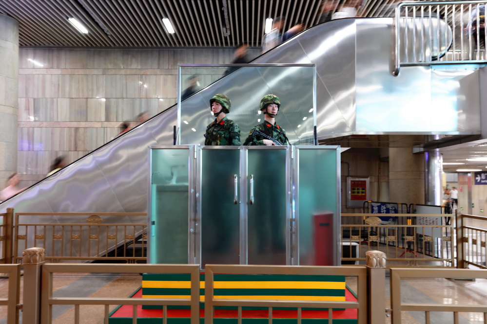 五一假期武警北京总队官兵坚守岗位护卫旅客安全