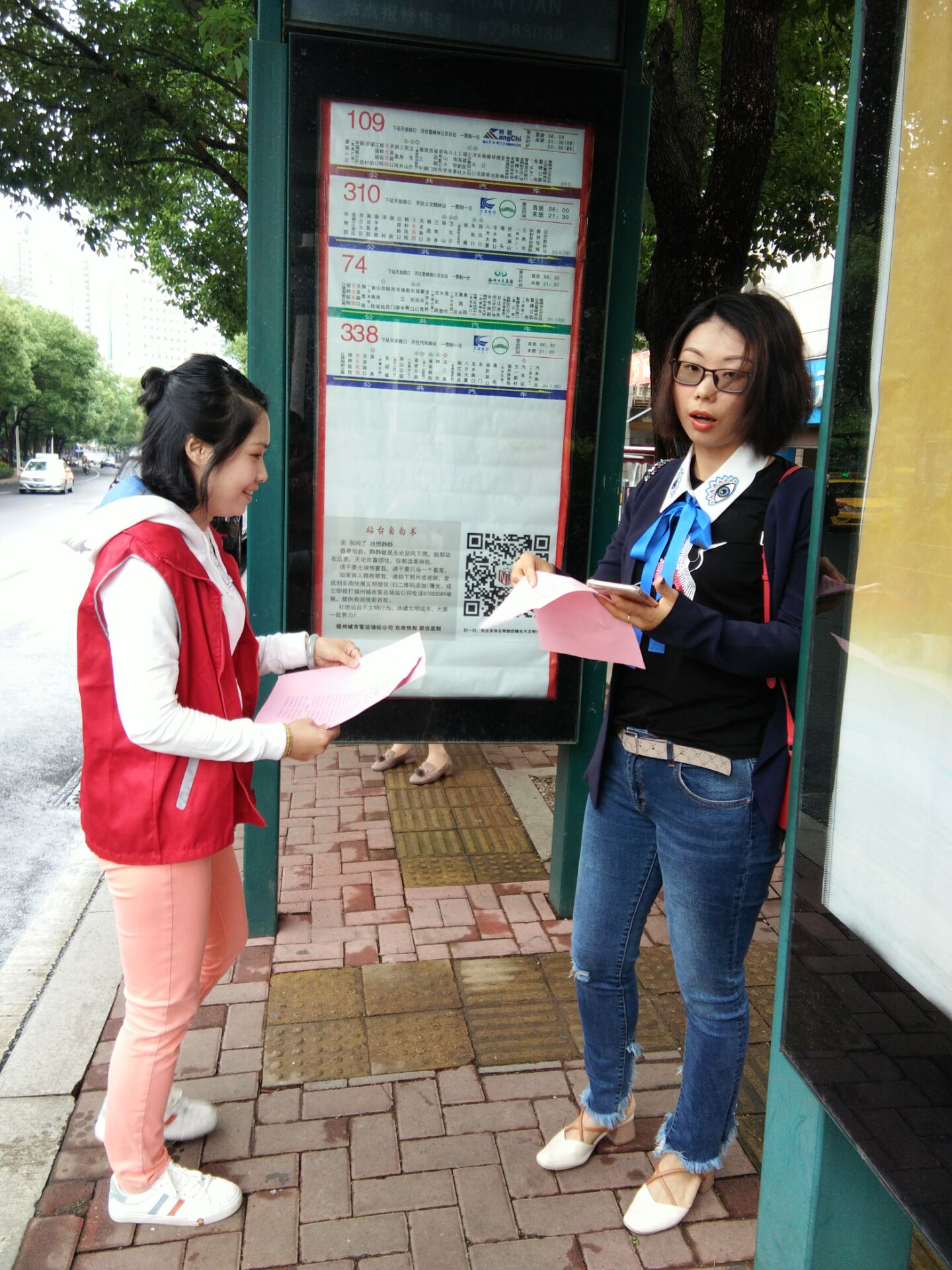 在辖区沿街店面发放宣传单普及垃圾分类相关知识让居民群众