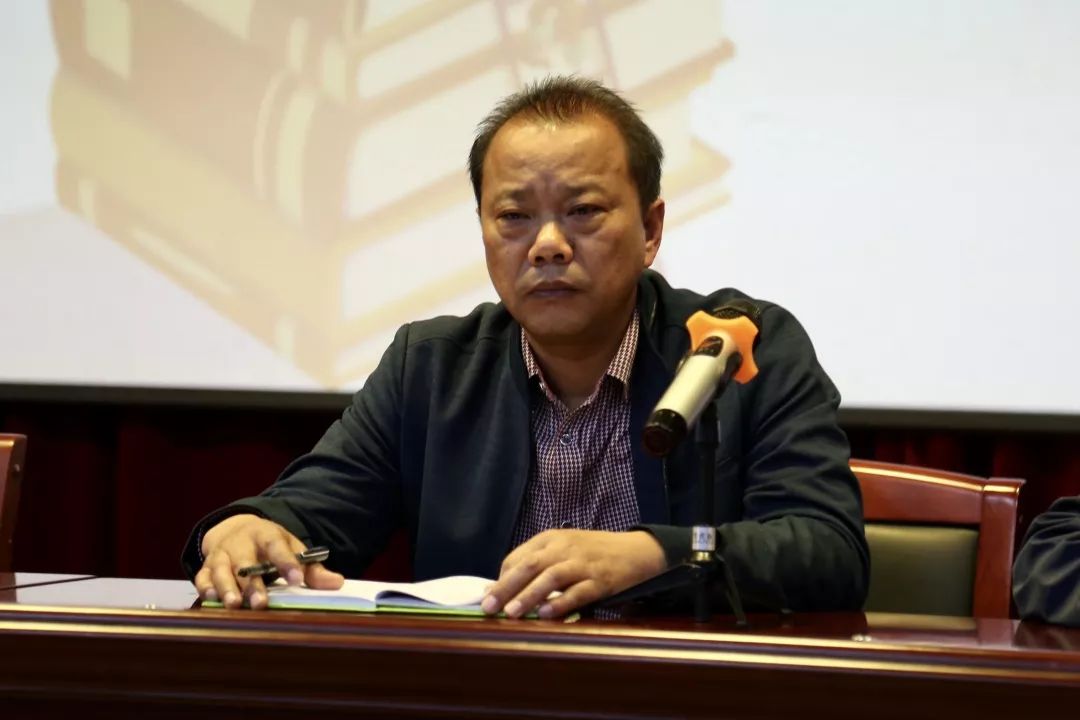 年级组长洪海军从不同层面分析交流本次期中考的得失