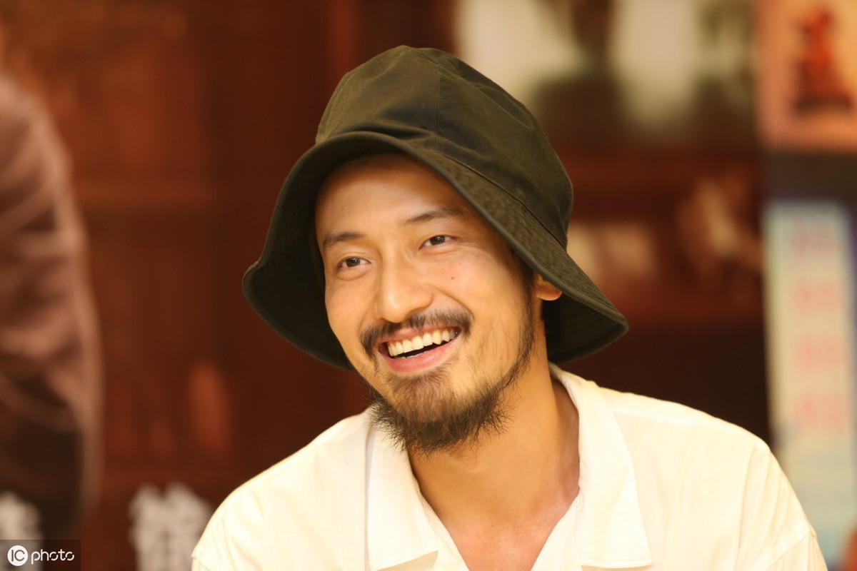 王传君宣传电影时的照片,活成艺术家了