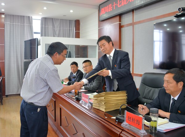 王远代表县人民政府和乡镇,部门代表签订剑川县2019年度重点