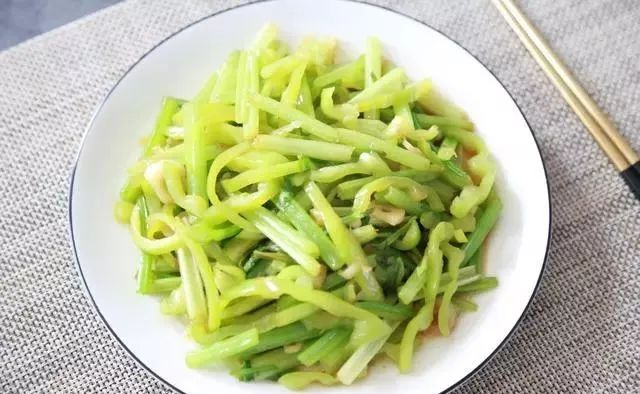 天热胃口不好,让这道清淡爽口的菜,承包你的味蕾!_芹菜