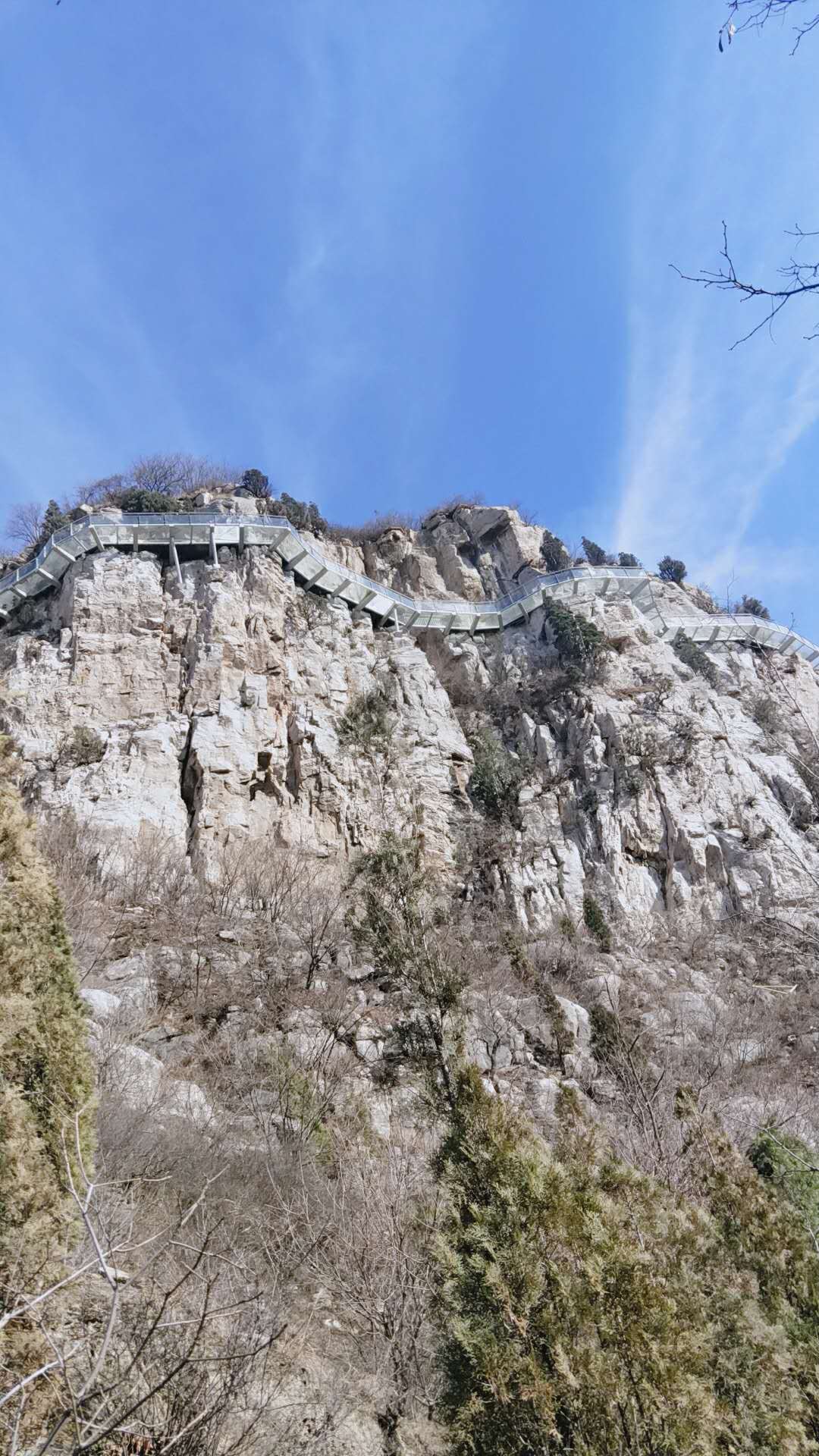 80米透明悬空玻璃栈道你敢去吗济南三王峪