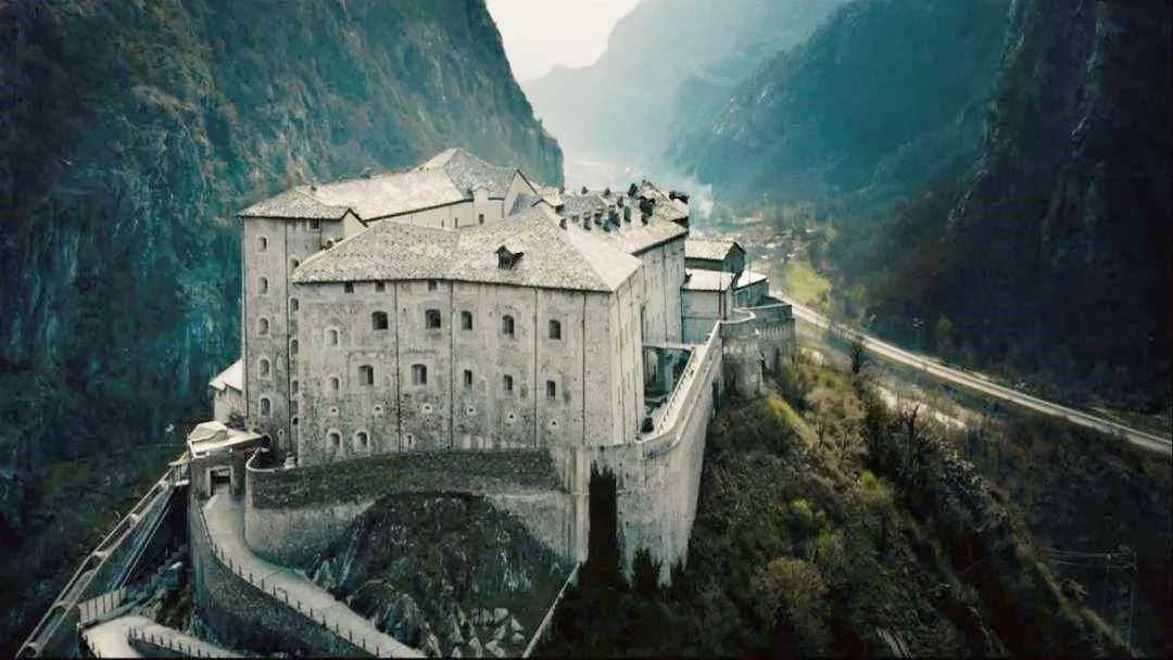 而该地区最著名的巴德堡在片中更是作为九头蛇的基地屡次出现.