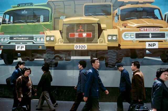 1/ 12 照片拍摄于1980年代的四川成都,老人和他们的鸟.