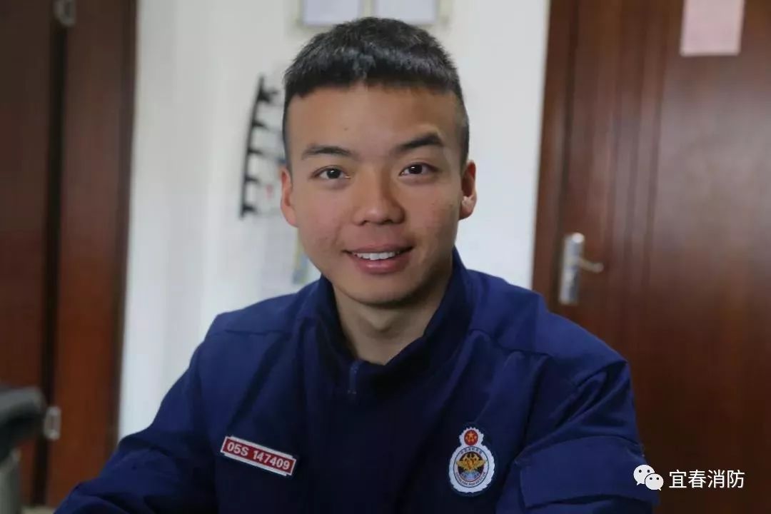 缅怀救火英雄周鹏被追授全国优秀共青团员