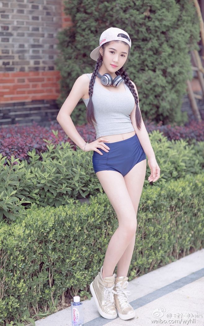 搞笑gif趣图:从妹子的脸上就能看出,今天的牌运很差,输得真是太惨了!