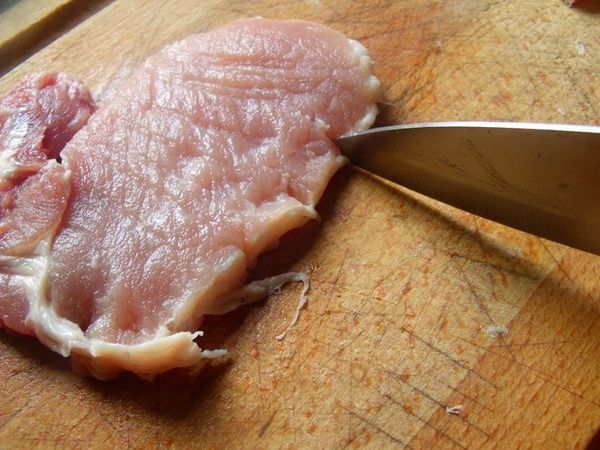 肉里的筋络也隔2cm左右剪一刀,可以防止炸的过程中筋卷曲使猪排变形