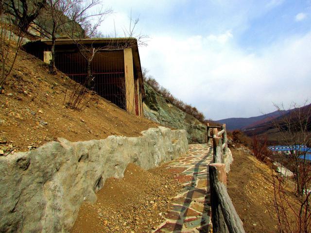 庙后山遗址距离本溪县县城约10公里,是去往关门山景区的途中,交通方便