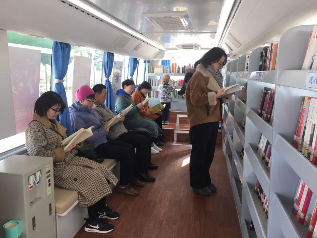 【关注】烟台街头,"图书大蓬车"都转四年了,你见到没?_流动