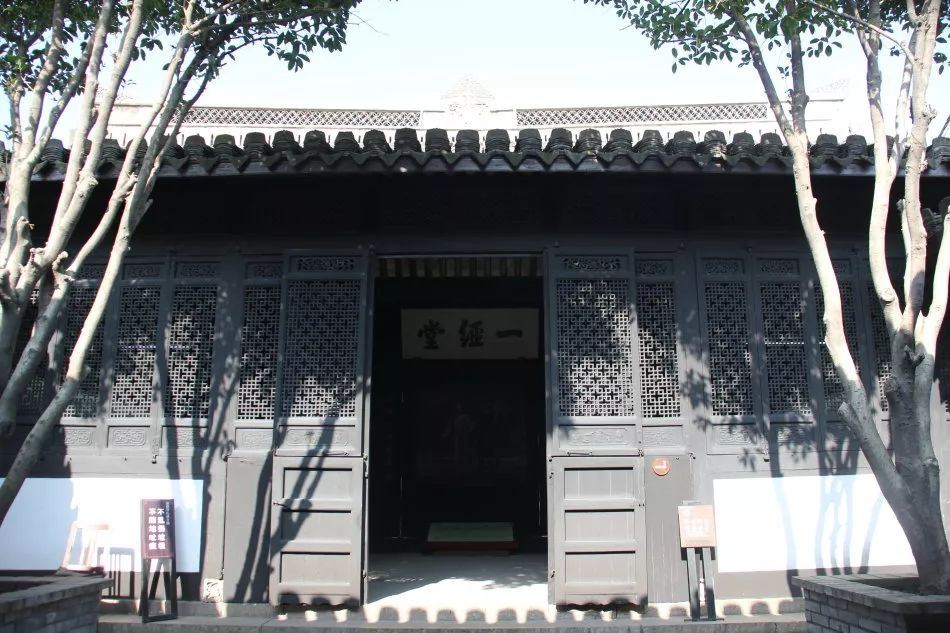 一条宽仅一米多狭长的小巷,推开那漆黑的大门,徐锡麟故居便呈现在眼前