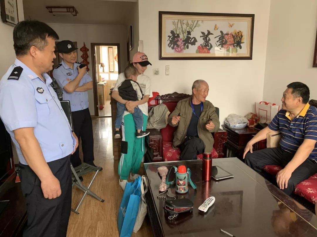 区领导心系社区 走访入户暖民心_尹俊英