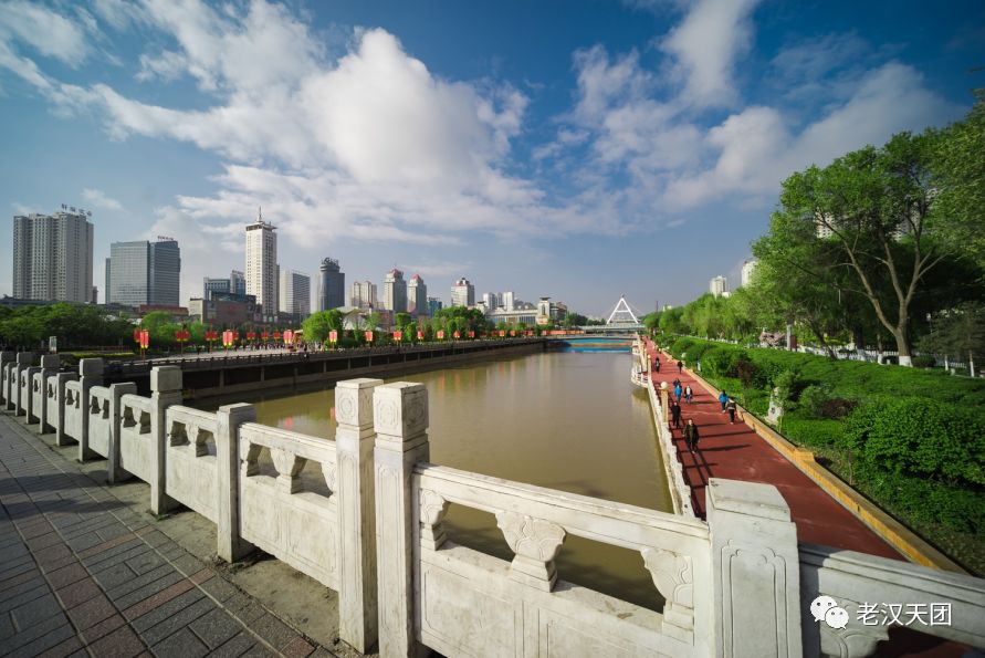 中心廣場瞧,文化公園裡的牡丹花爭奇鬥豔處處生機盎然!