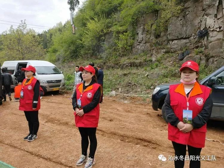 冬日阳光义工队25名志愿者在老义工龚素琴,李学琴的带领下参加了全程