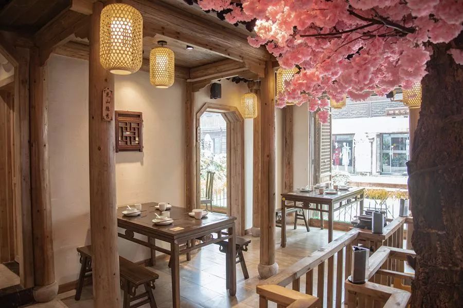 眼见为实,扑面而来的是 江南水乡的旖旎风情 仿若置身大宅院落, 古风