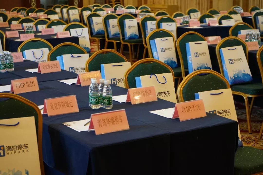 能够容纳200人的九寨厅,采取"岛屿式"分组模式方便大家交流.