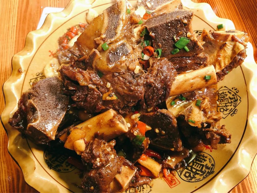 一到饭点就爆满鸡鸭鱼牛4道硬菜只要180元