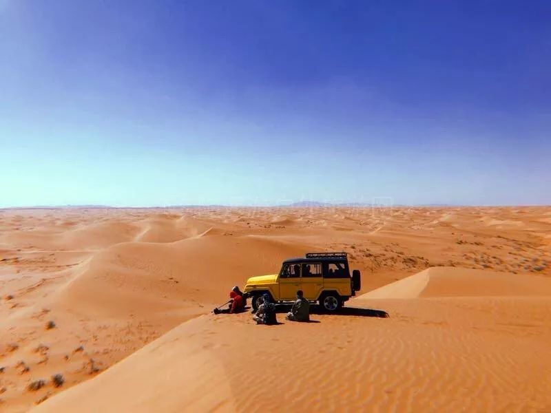 穿越腾格里沙漠路太远景太美去一次震撼一次