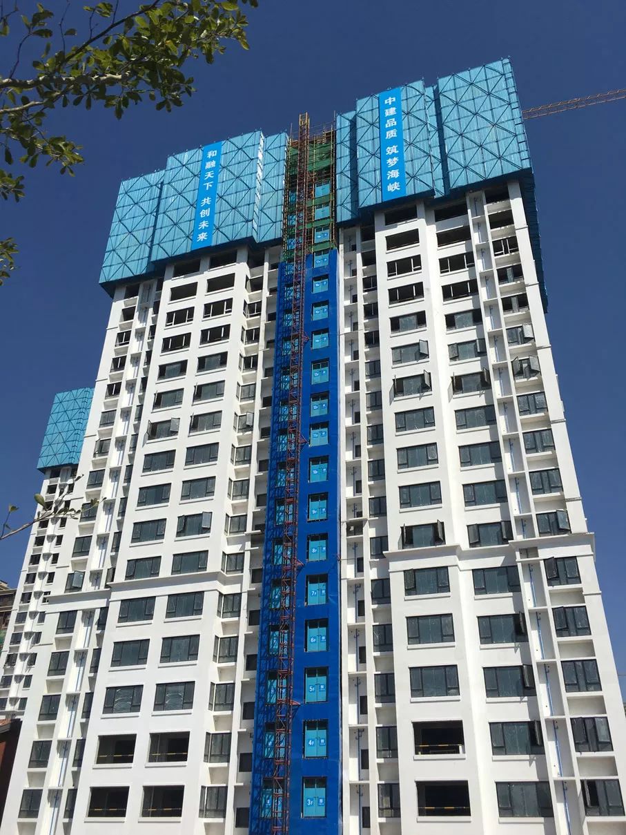 它替代了传统的外墙脚手架和悬挑架,挂架