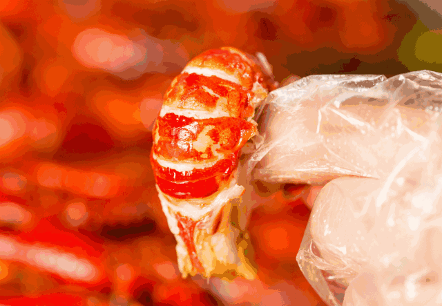 老铁,来撸小龙虾吗?加1元送1斤!汽水啤酒免费送,劈足一星期,还有谁?