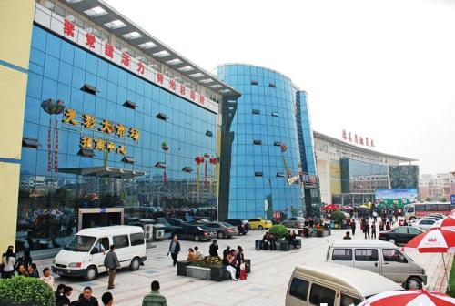 就是南充光彩大市场里边车辆的乱停乱放问题.