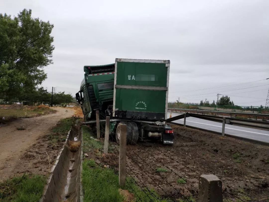 6 警示】无视雨天乱踩刹车?京藏公路一半挂车与路边护栏"打了一架"