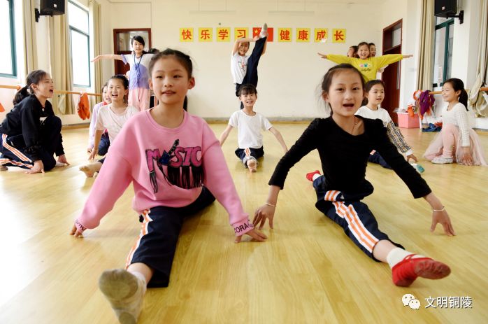 5月6日,"午留生"在义安区东联小学乡村少年宫练舞蹈.