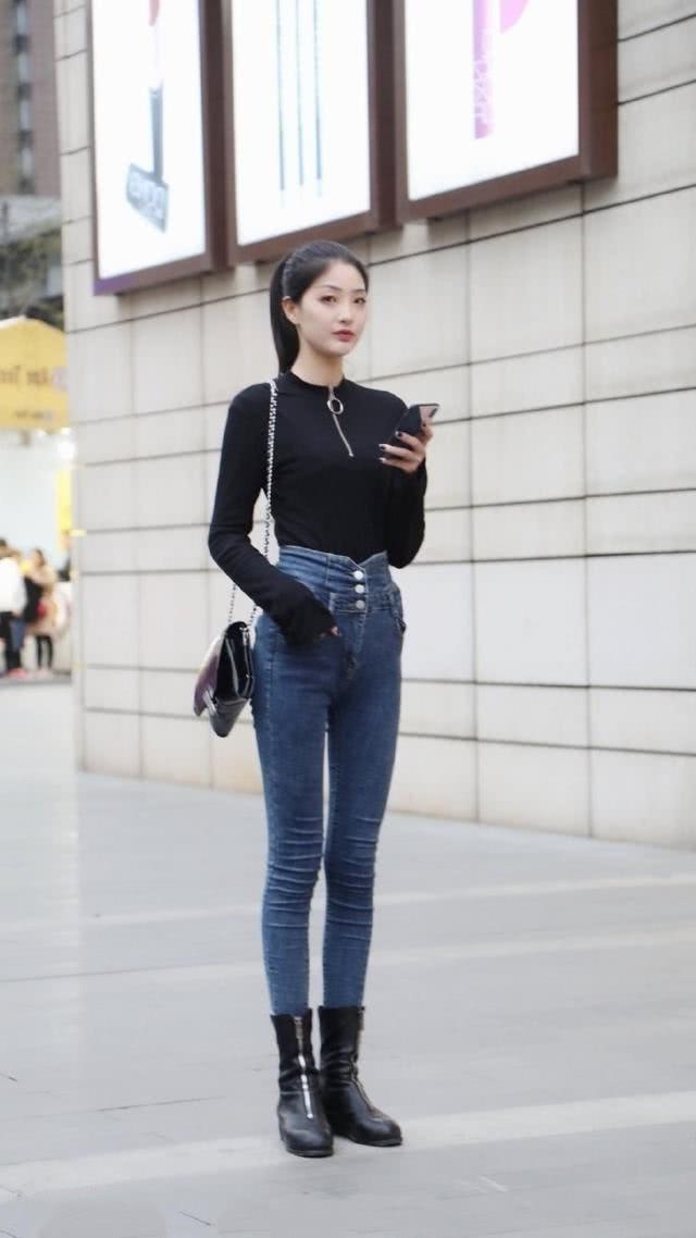 路人街拍,梳一个清爽的马尾辫,小姐姐看起来很有青春活力