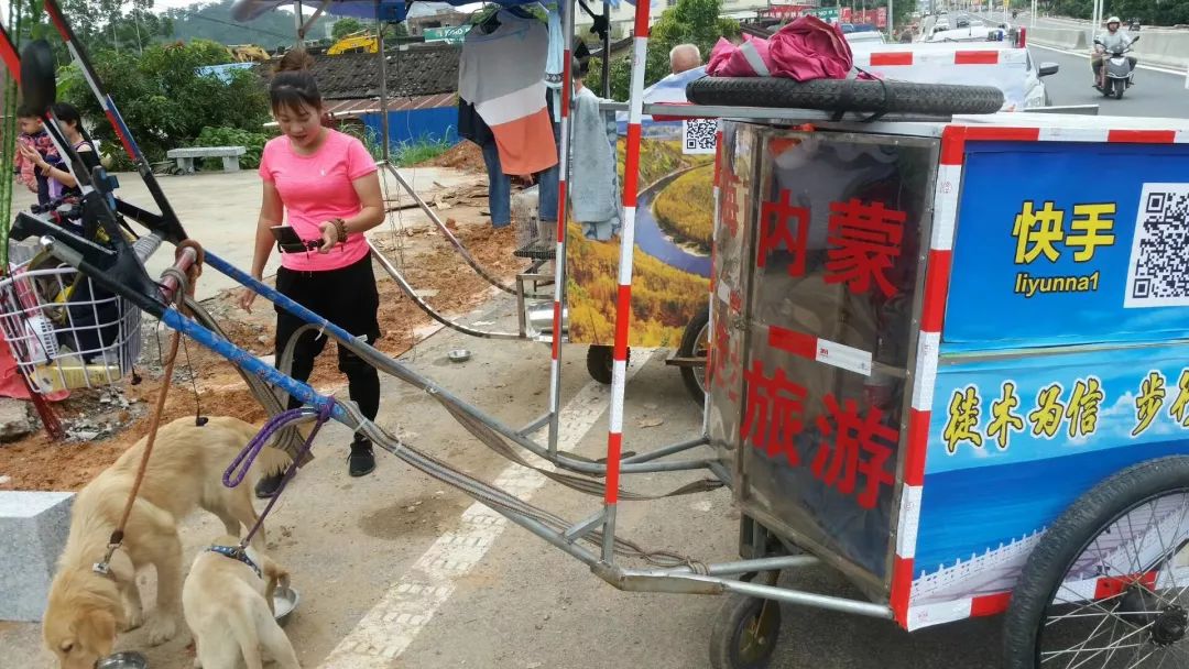 信宜路边一对男女推着手推车,称要徒步去内蒙古!