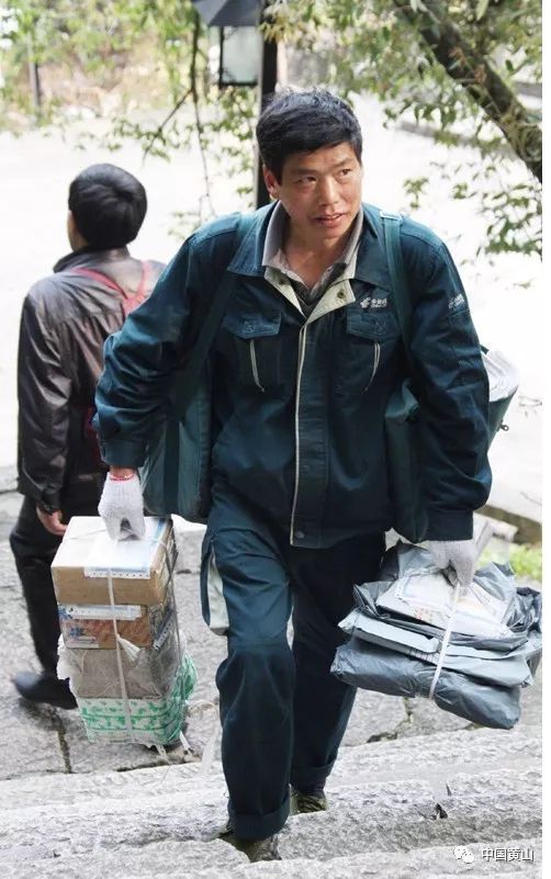 汪光新在山上送报纸