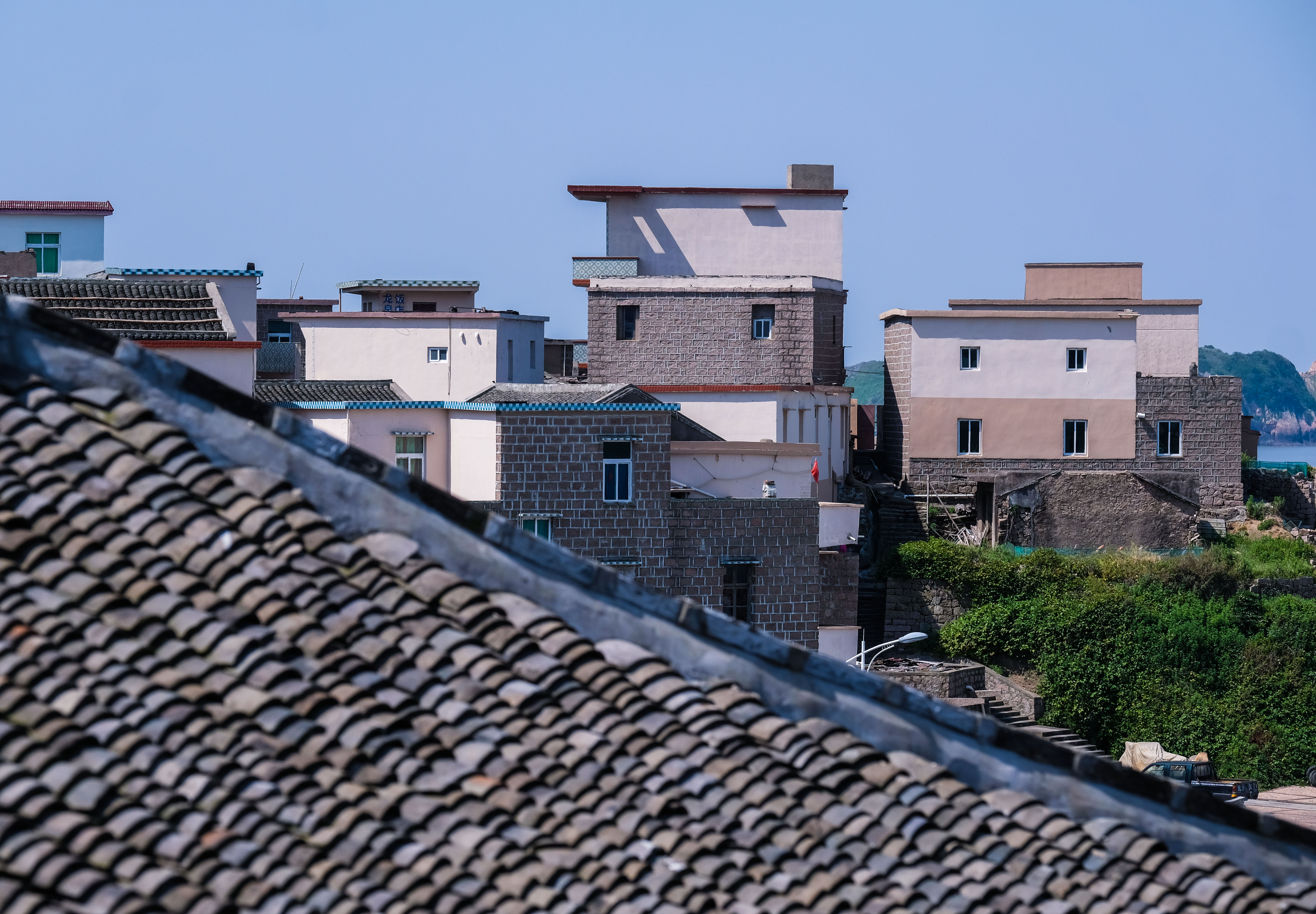 嵊泗县黄龙乡峙岙村依山而建的特色海岛石屋(5月9日摄.