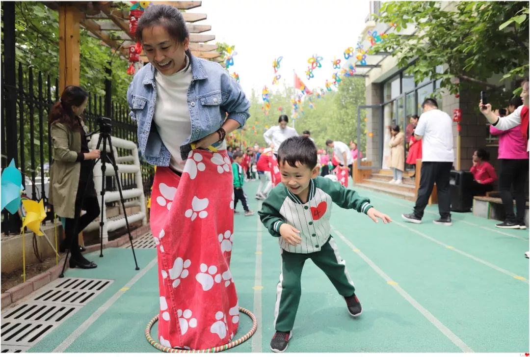 你追我赶袋鼠跳,蹦蹦跳跳争第一.