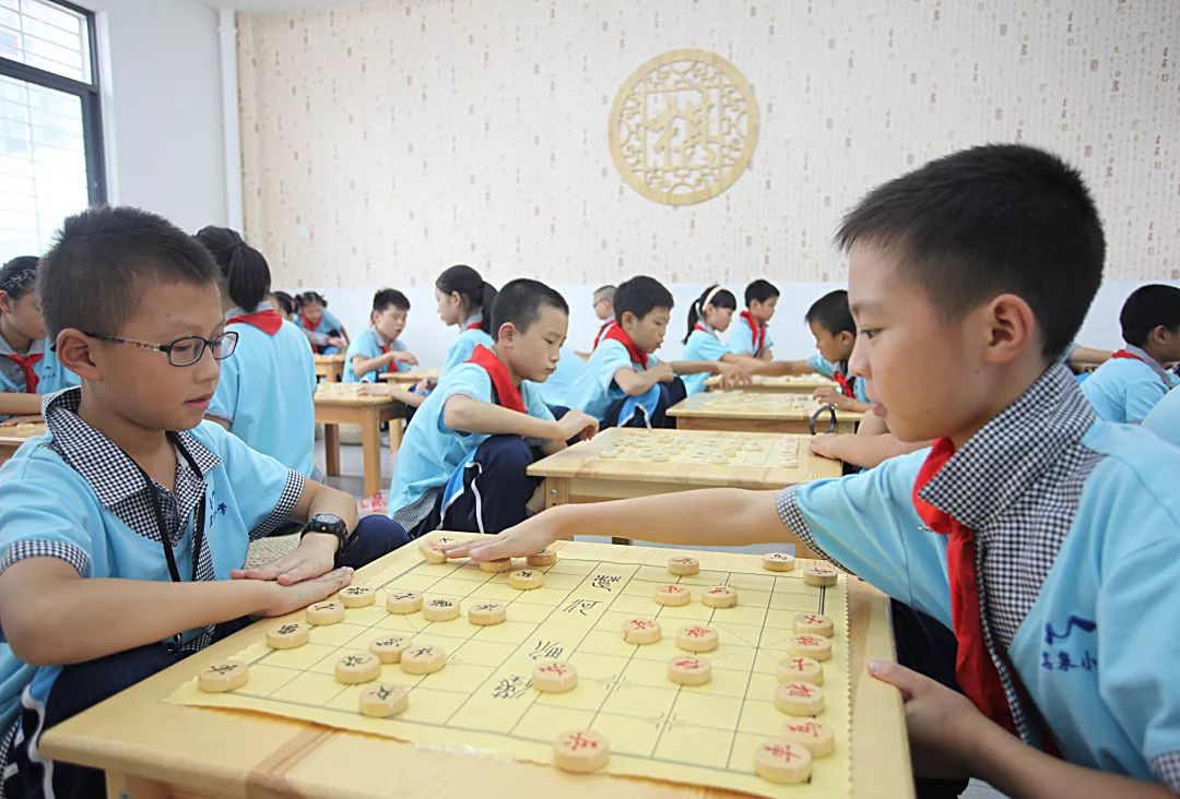 学生下象棋图片真实图片