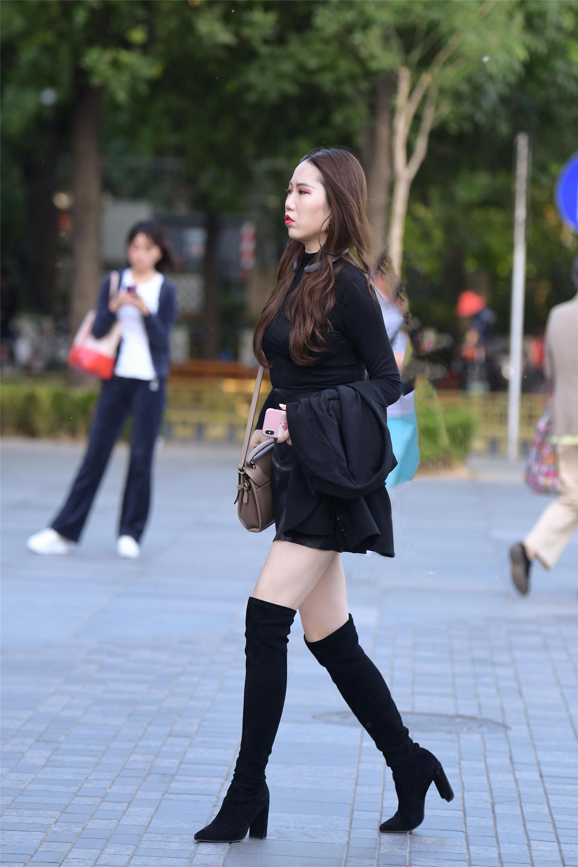 连衣裙搭配高跟鞋,轻松穿出高级感觉,提升时尚品味