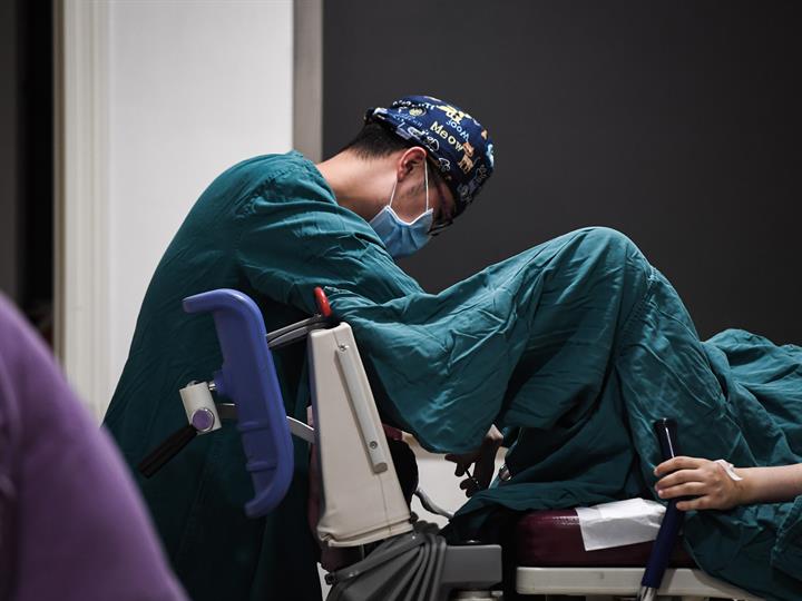 90后男助产士:用双手捧住新生命