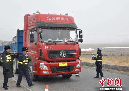 圖為西藏路政執法人員在檢查貨運營運車輛.