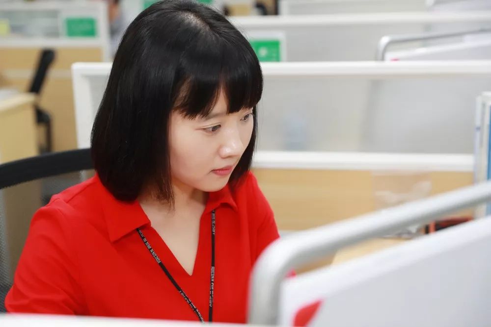 3个月后,冲压厂一名行政工作人员离职,绍敏成功应聘.