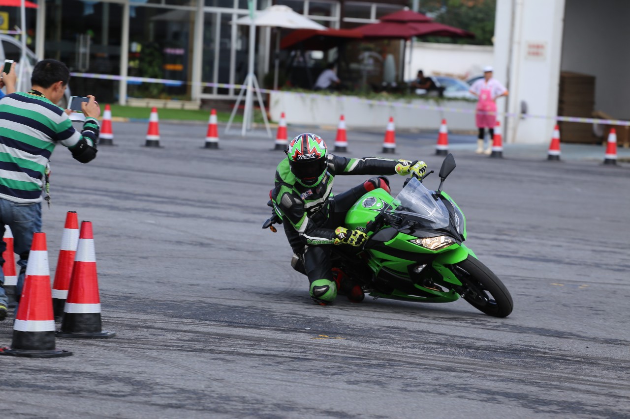 摩托车高架桥上压弯危险面对弯道如何正确驾驶