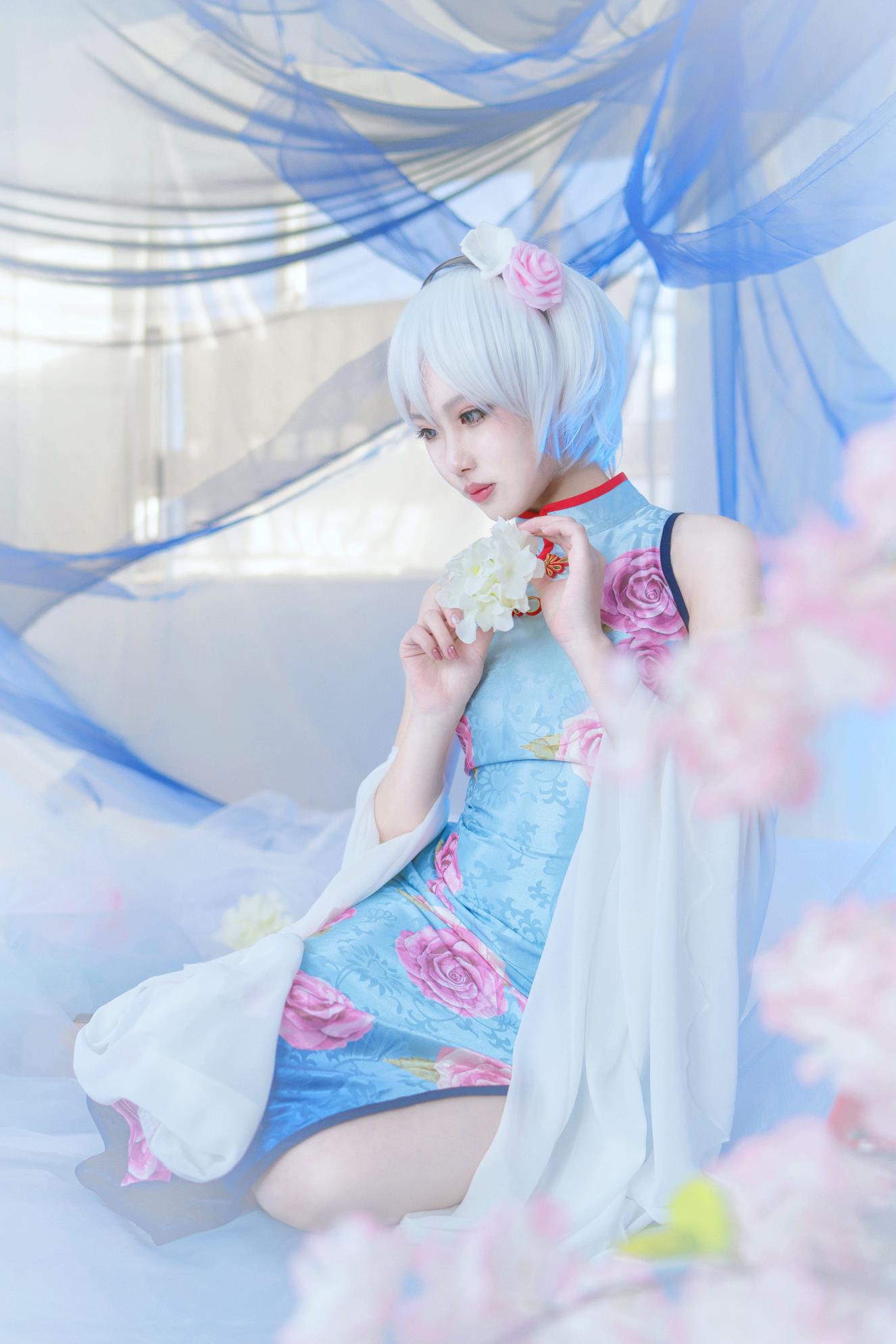 言和蓝底印花旗袍cos正片,肤白胜雪,娇俏动人