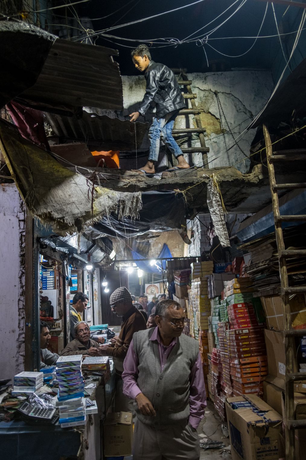 夜逛印度首都德里市场货物大多是中国制造女性也会晚上逛街