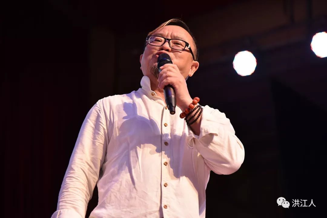这位洪江人在东莞八中晚会上高诵《洪江古商城赋》,现场掌声阵阵经久