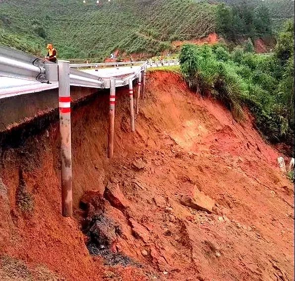 【安全提醒】全南县g535国道小叶岽路段路基边坡坍塌,已进行交通管制