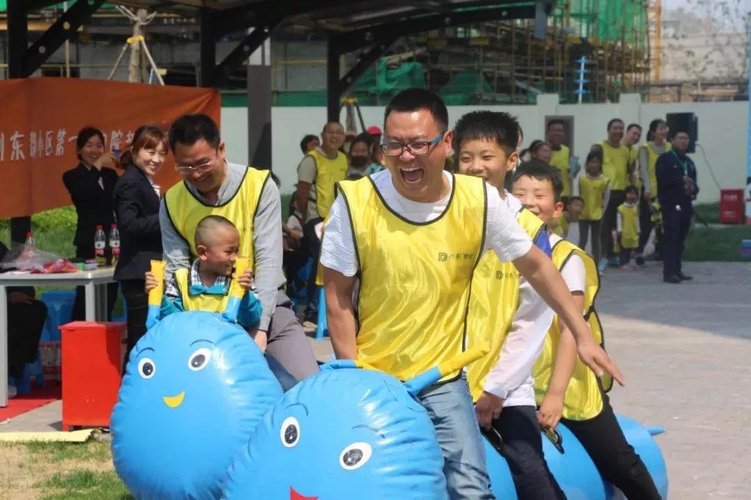 本次趣味运动会共设置6个比赛项目,分别为"快乐毛毛虫","螃蟹运瓜","