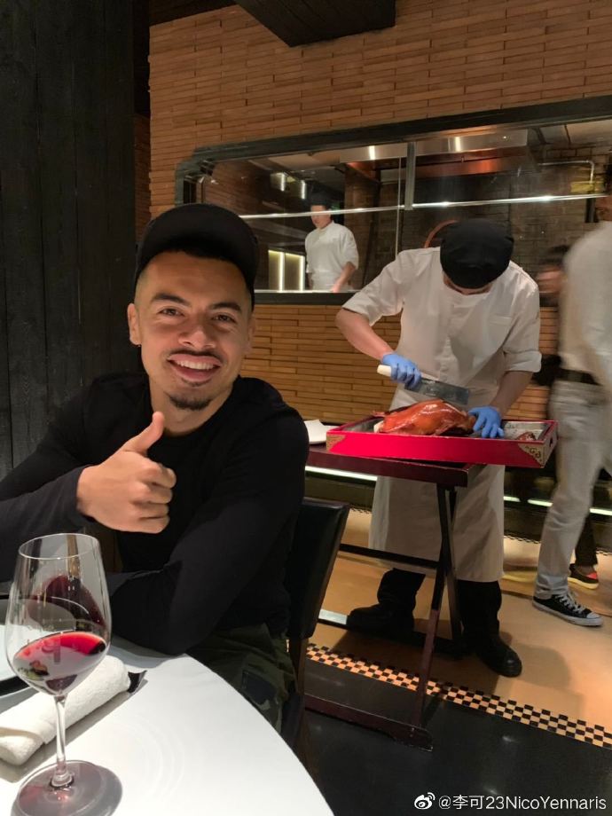 原创李可和中美混血男明星同吃北京烤鸭他表示下次带李可吃另外一种