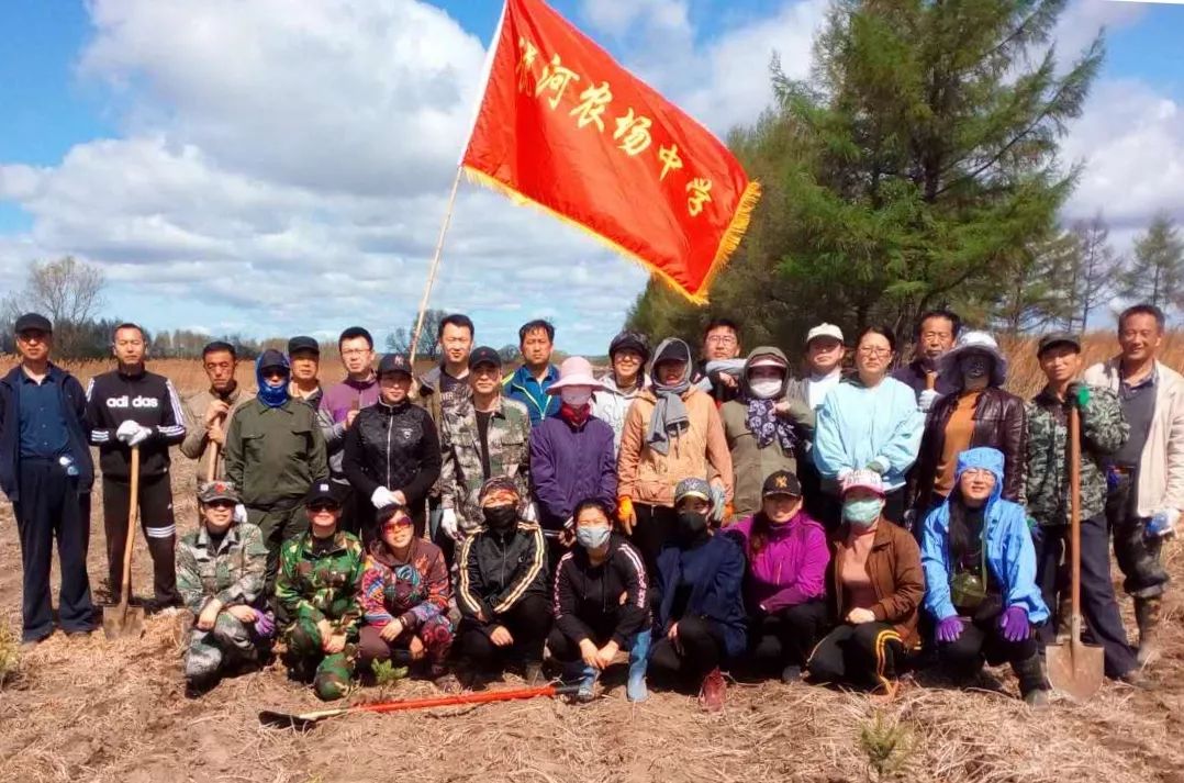 饶河农场中学义务植树齐上阵共建绿色美家园